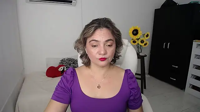 Snapshot of Chiraz_hasnaa chatting on 03-22-25, 11:31 Chiraz hasnaa online show from 03-22-25, 11:31
