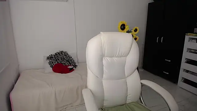 Snapshot of Chiraz_hasnaa chatting on 03-15-25, 01:19 Chiraz hasnaa online show from 03-15-25, 01:19