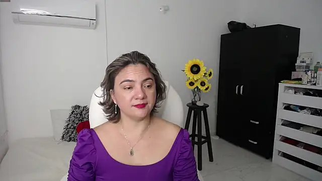 Snapshot of Chiraz_hasnaa chatting on 03-07-25, 09:17 Chiraz hasnaa online show from 03-07-25, 09:17