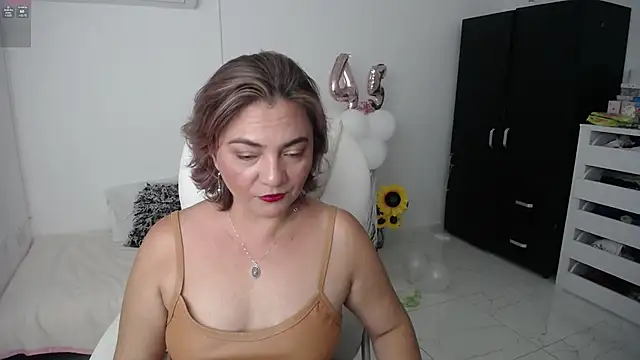 Snapshot of Chiraz_hasnaa chatting on 01-17-25, 10:34 Chiraz hasnaa online show from 01-17-25, 10:34