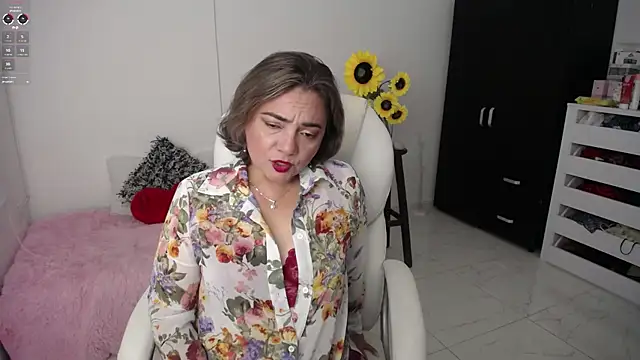 Snapshot of Chiraz_hasnaa chatting on 02-16-25, 11:50 Chiraz hasnaa online show from 02-16-25, 11:50
