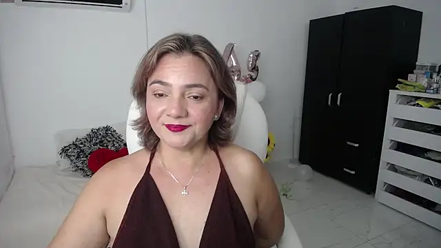 Snapshot of Chiraz_hasnaa chatting on 01-20-25, 10:59 Chiraz hasnaa online show from 01-20-25, 10:59