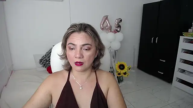 Snapshot of Chiraz_hasnaa chatting on 01-27-25, 11:54 Chiraz hasnaa online show from 01-27-25, 11:54