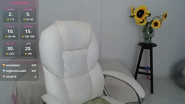 Snapshot of Chiraz_hasnaa chatting on 10-25-25, 04:29 Chiraz hasnaa online show from 10-25-25, 04:29
