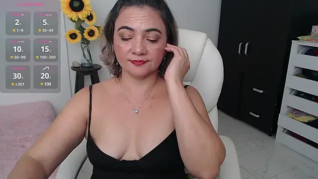Snapshot of Chiraz_hasnaa chatting on 12-16-24, 12:15 Chiraz hasnaa online show from 12-16-24, 12:15