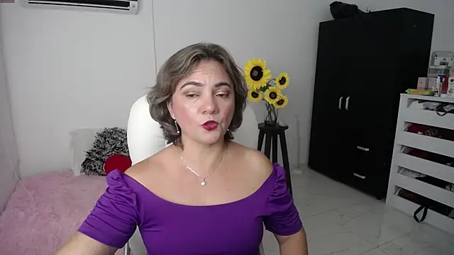 Snapshot of Chiraz_hasnaa chatting on 02-18-25, 01:43 Chiraz hasnaa online show from 02-18-25, 01:43
