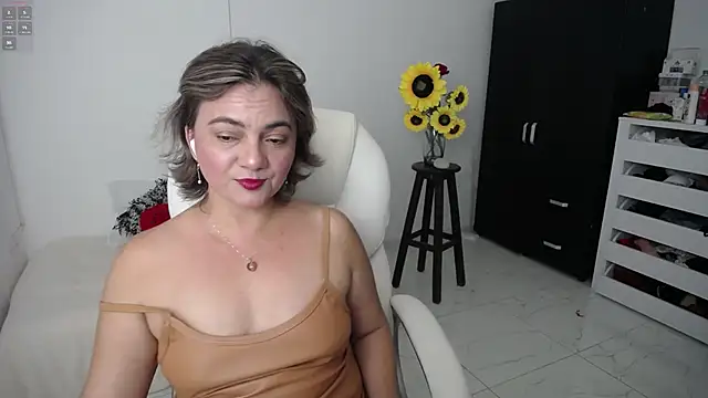 Snapshot of Chiraz_hasnaa chatting on 03-09-25, 11:25 Chiraz hasnaa online show from 03-09-25, 11:25