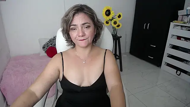 Snapshot of Chiraz_hasnaa chatting on 02-22-25, 01:55 Chiraz hasnaa online show from 02-22-25, 01:55