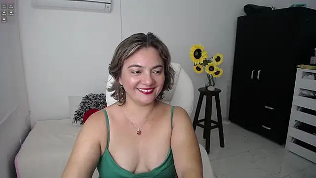Snapshot of Chiraz_hasnaa chatting on 03-15-25, 09:49 Chiraz hasnaa online show from 03-15-25, 09:49