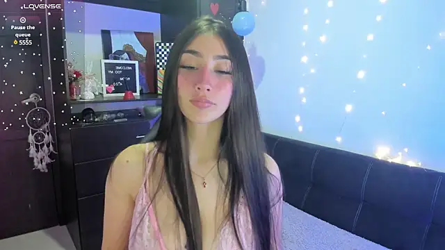 Snapshot of Emilytafur chatting on 02-12-25, 12:48 Emilytafur online show from 02-12-25, 12:48