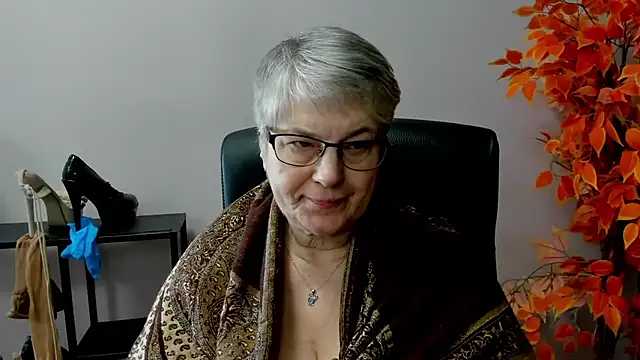 Snapshot of IrisDream chatting on 03-17-25, 10:49 IrisDream online show from 03-17-25, 10:49