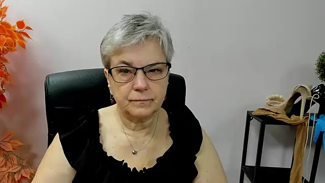 Snapshot of IrisDream chatting on 10-10-25, 06:25 IrisDream online show from 10-10-25, 06:25