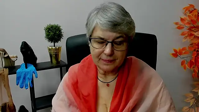 Snapshot of IrisDream chatting on 02-10-25, 11:15 IrisDream online show from 02-10-25, 11:15