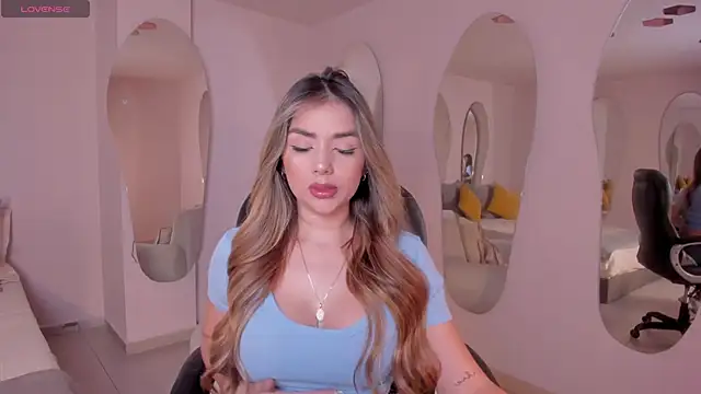 Snapshot of ChloePreston_ chatting on 03-05-25, 10:44 ChloePreston online show from 03-05-25, 10:44