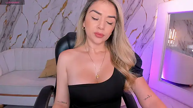 Snapshot of ChloePreston_ chatting on 02-12-26, 11:43 ChloePreston online show from 02-12-26, 11:43