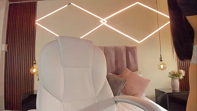 BellaClaiir online show from 12-18-25, 02:32