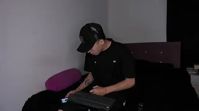 HeellBoy  online show from 04-06-26, 05:08