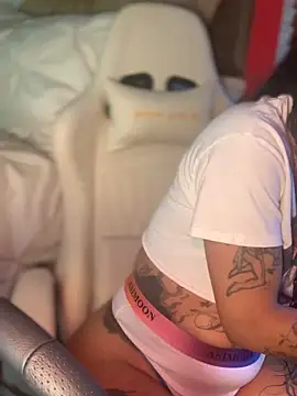 CrownedNyaries online show from 12-30-24, 06:38