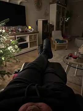 Snapshot of rundum40 chatting on 12-13-24, 04:38 rundum40 online show from 12-13-24, 04:38