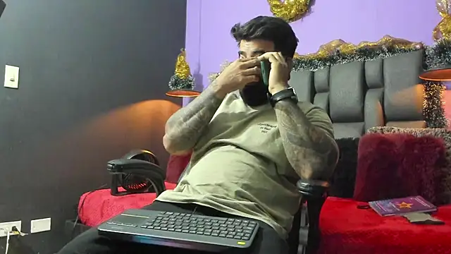 Snapshot of Lyon_vach chatting on 12-20-25, 09:39 Lyon vach online show from 12-20-25, 09:39