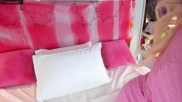 Snapshot of ArticaBelle chatting on 11-01-25, 04:52 ArticaBelle online show from 11-01-25, 04:52