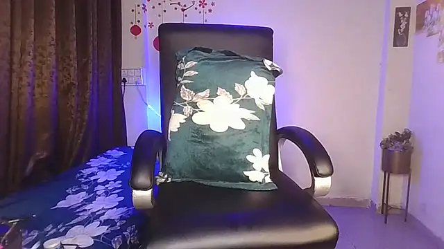 Snapshot of Black-Pearll chatting on 05-10-26, 05:44 Black-Pearll online show from 05-10-26, 05:44