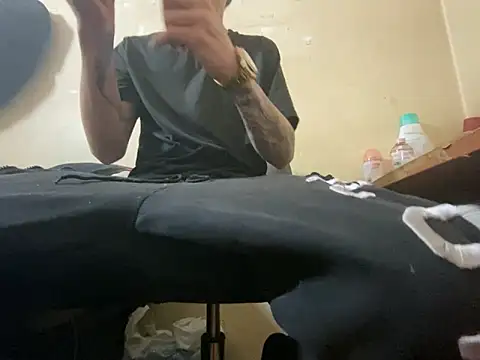 Snapshot of oscaar_mb22 chatting on 03-04-25, 11:43 oscaar mb22 online show from 03-04-25, 11:43