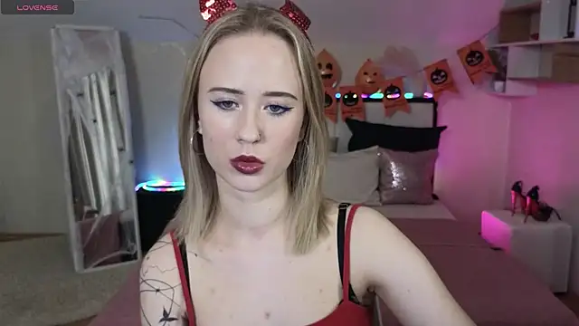 SashaBrooks online show from 10-27-25, 01:34