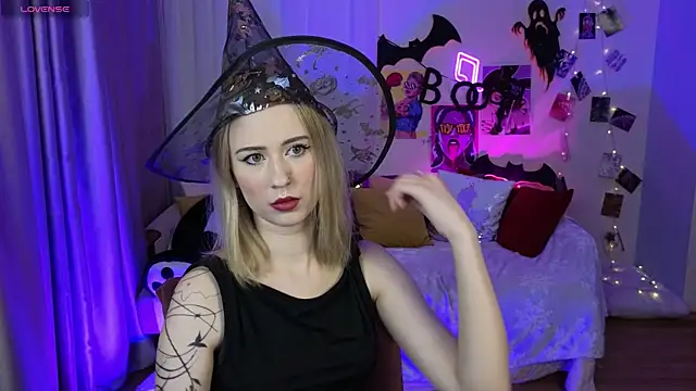 SashaBrooks online show from 10-31-25, 06:15