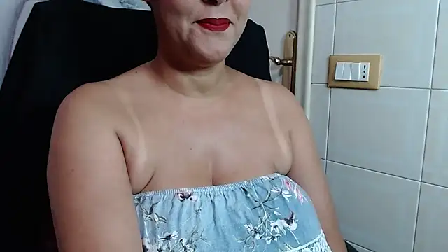 Snapshot of Foxlady2271 chatting on 05-22-26, 10:08 Foxlady2271 online show from 05-22-26, 10:08