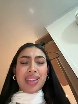 Snapshot of maddy_bronw_ chatting on 05-19-26, 01:56 maddy bronw online show from 05-19-26, 01:56