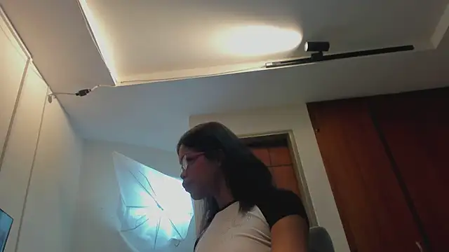 Snapshot of evelyn_wine chatting on 10-11-25, 01:01 evelyn wine online show from 10-11-25, 01:01