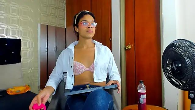 Snapshot of evelyn_wine chatting on 03-11-25, 08:20 evelyn wine online show from 03-11-25, 08:20