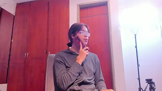 Snapshot of evelyn_wine chatting on 09-20-25, 07:08 evelyn wine online show from 09-20-25, 07:08