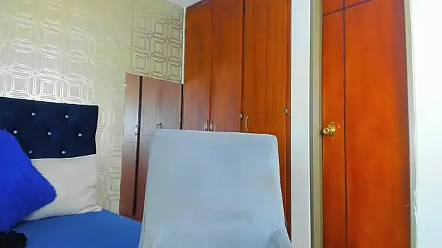 Snapshot of evelyn_wine chatting on 02-14-25, 12:30 evelyn wine online show from 02-14-25, 12:30