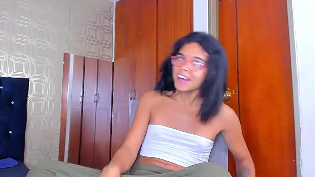 Snapshot of evelyn_wine chatting on 03-21-25, 01:13 evelyn wine online show from 03-21-25, 01:13