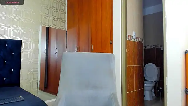 Snapshot of evelyn_wine chatting on 03-10-25, 08:34 evelyn wine online show from 03-10-25, 08:34