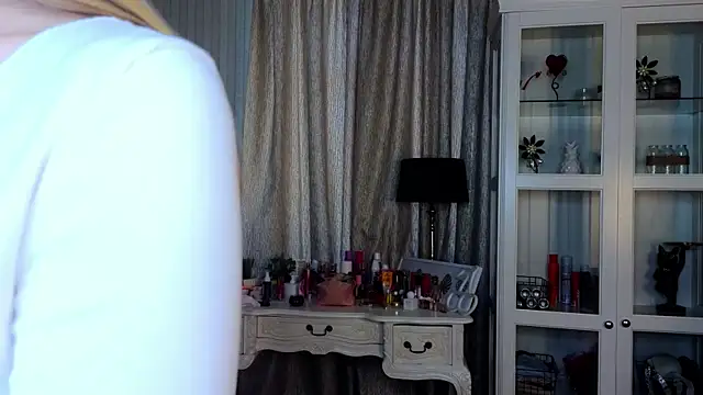 Snapshot of AnneFoxy chatting on 04-25-26, 07:22 AnneFoxy online show from 04-25-26, 07:22