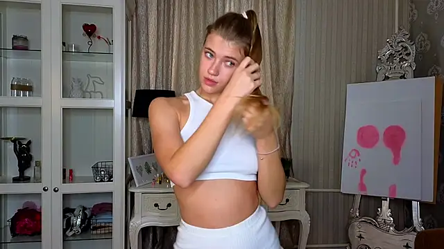 Snapshot of AnneFoxy chatting on 10-18-25, 07:32 AnneFoxy online show from 10-18-25, 07:32