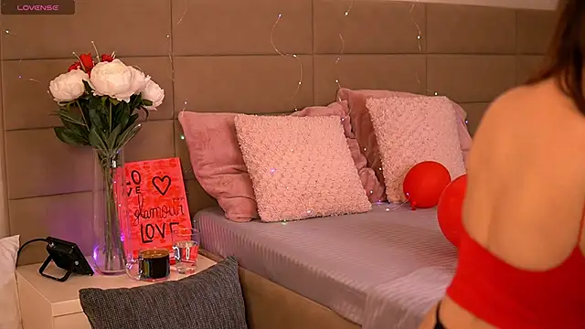 Snapshot of KyraCase chatting on 02-20-26, 06:54 KyraCase online show from 02-20-26, 06:54