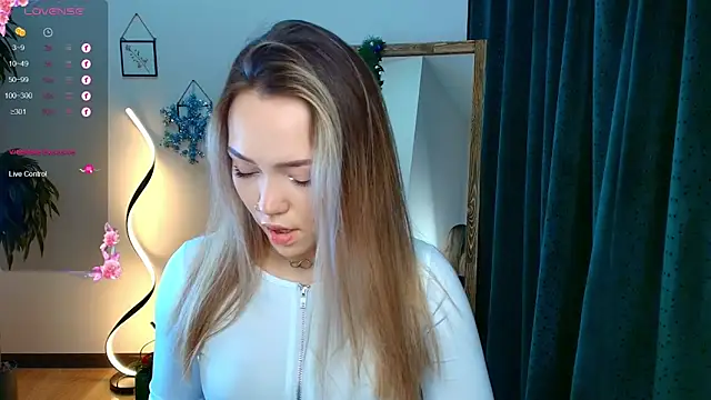 Snapshot of Evia_r0se chatting on 12-21-24, 08:28 Evia r0se online show from 12-21-24, 08:28