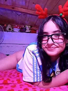 Snapshot of Luciauy chatting on 12-17-24, 06:20 Luciauy online show from 12-17-24, 06:20