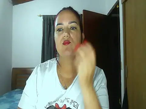 Snapshot of luna_withe chatting on 06-11-26, 05:04 luna withe online show from 06-11-26, 05:04