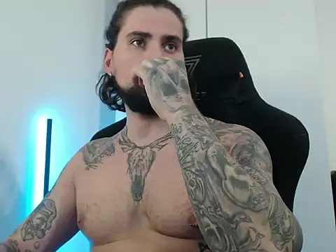 Snapshot of MateoHunk chatting on 10-25-25, 06:08 MateoHunk online show from 10-25-25, 06:08