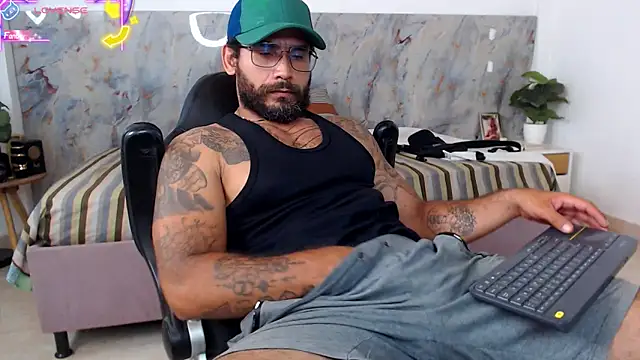 Snapshot of hanz_col chatting on 04-21-26, 11:22 hanz col online show from 04-21-26, 11:22