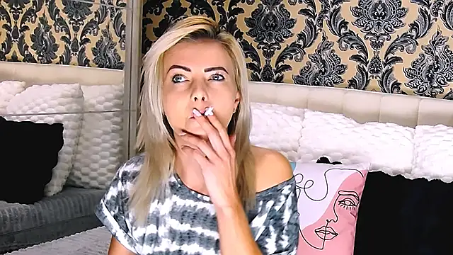 Snapshot of Aly_girl1 chatting on 09-29-25, 08:32 Aly girl1 online show from 09-29-25, 08:32