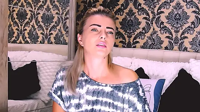 Snapshot of Aly_girl1 chatting on 09-18-25, 07:11 Aly girl1 online show from 09-18-25, 07:11