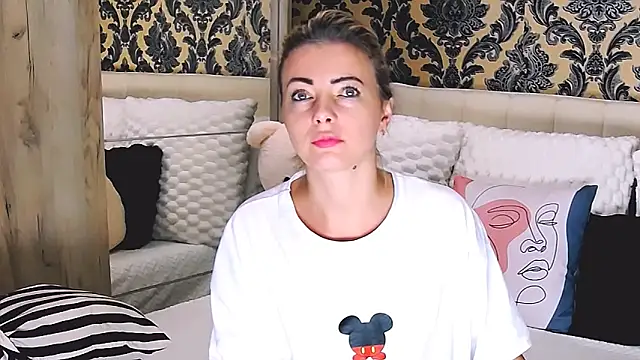 Snapshot of Aly_girl1 chatting on 10-15-25, 06:54 Aly girl1 online show from 10-15-25, 06:54