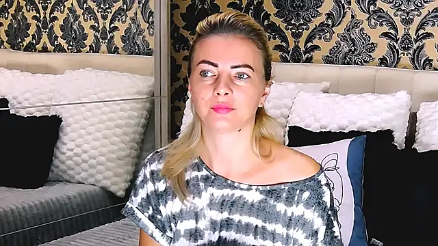 Snapshot of Aly_girl1 chatting on 10-10-25, 10:05 Aly girl1 online show from 10-10-25, 10:05