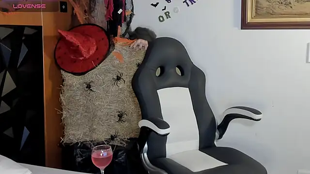 Wendy Marchall online show from 10-28-25, 07:24